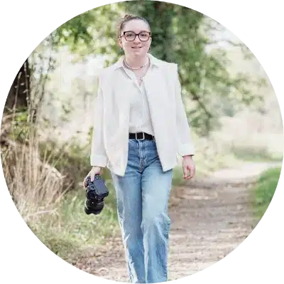 Jeanne marchant dans un chemin l'appareil photo à la main