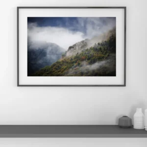 montagnes dans la brume