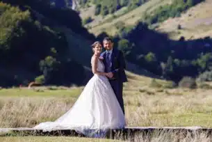 couple mariés devant la montagne