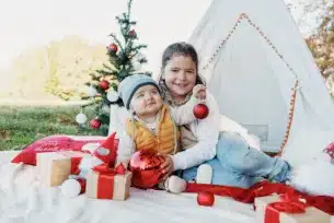 frère et soeur dans un décor de noel