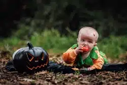 bébé sur le ventre dans un décor d'halloween