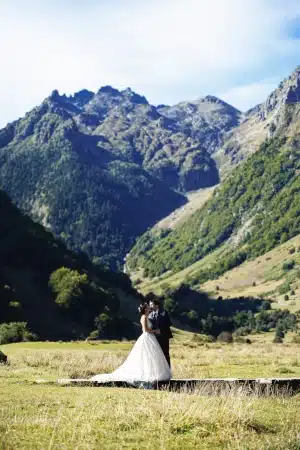 couple marié devant la montagne