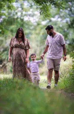 famille avec enfant marchant dans un chemin