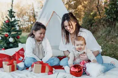maman avec ses deux enfants dans un décor de noel