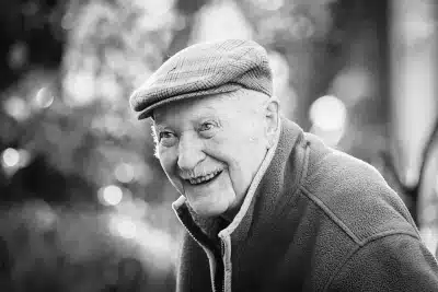 grand-père en noir et blanc