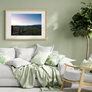 lever de soleil sur un pré avec les montagnes en fond