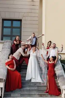 Mariés avec famille sur le perron