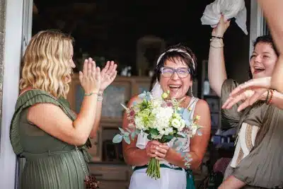 mariée sortant de la mairie