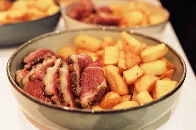 photo de la présentation d'un plat d'un restaurant