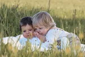 deux bébés dans un champ