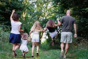 une famille avec ses 3 filles vue de dos
