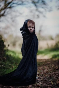 enfant en tenue de spectre d'halloween