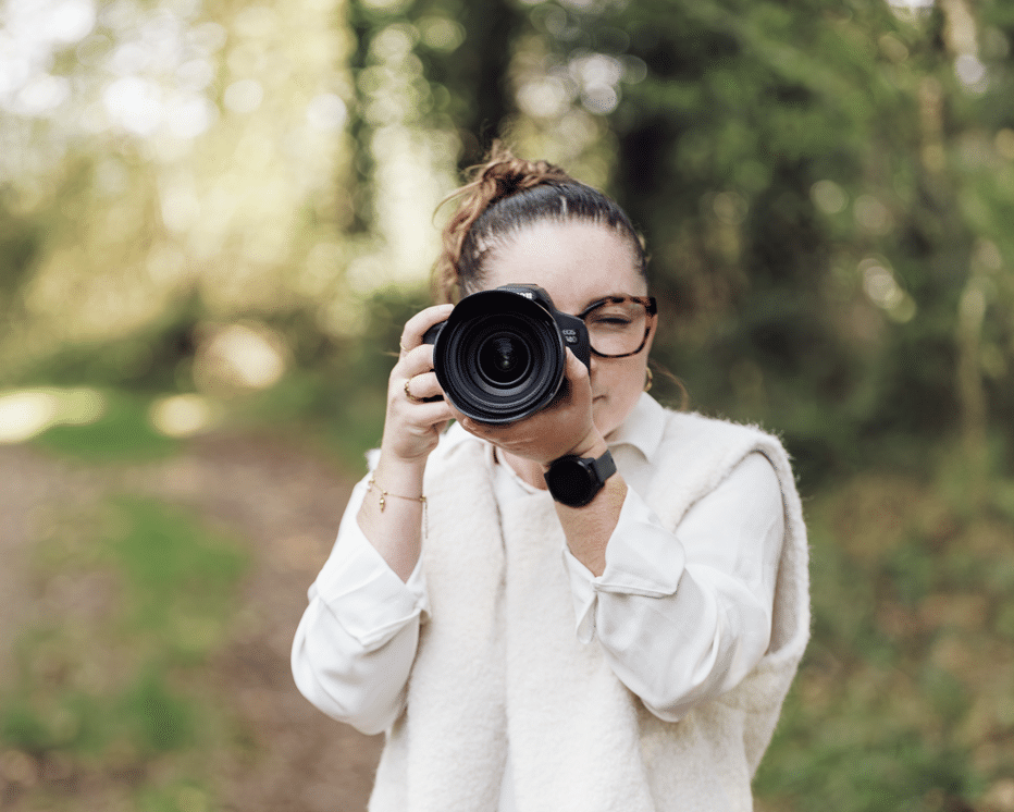 Jeanne de face avec son appareil