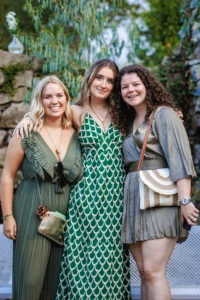 3 copines posent lors d'un mariage