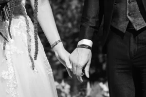 les jeunes mariés se tenant par la main