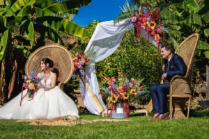 les mariés assis dans un décor antillais