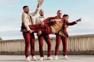 4 copains posent devant l'objectif en tenant un 5ème copain