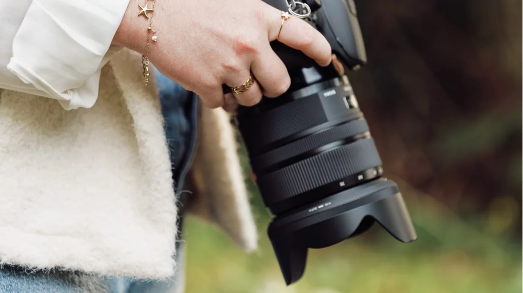 Focus sur les mains de Jeanne tenant son appareil