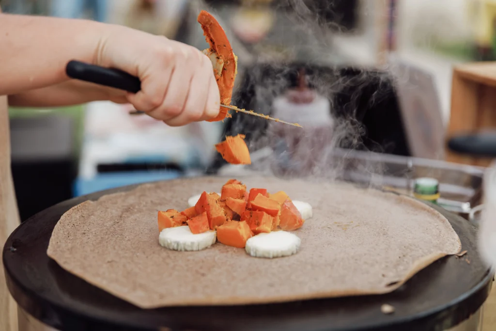 Préparation d'une crêpe végan