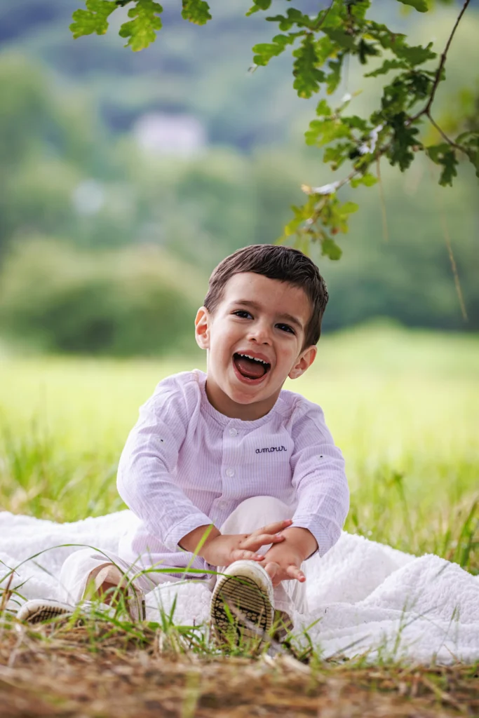enfant assis dans un champ