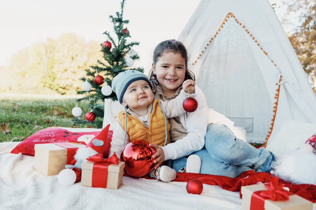 frère et soeur dans un décor de noel