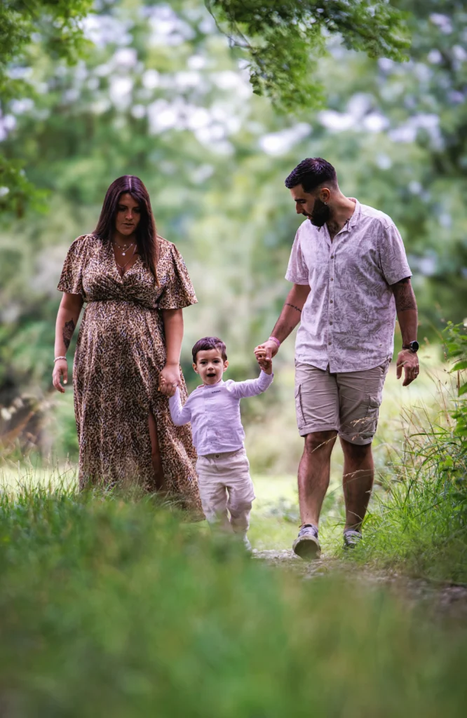 famille avec enfant marchant dans un chemin