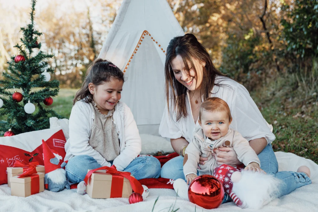maman avec ses deux enfants dans un décor de noel