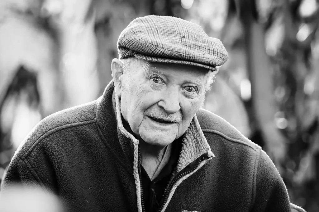 grand-père en noir et blanc