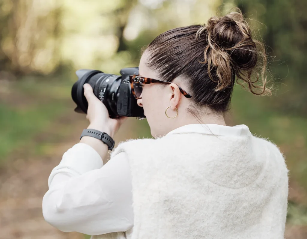 Jeanne de dos en train de s'entrainer à photographier