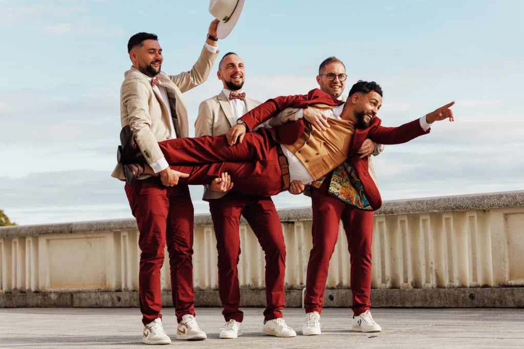 groupe d'amis portant le marié