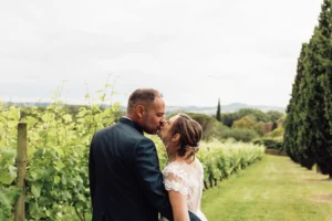 couple s'embrassant au milieu des vignes