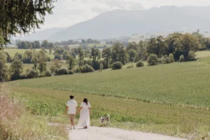 un couple se promène de dos