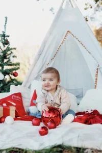 un bébé au milieu d'un décor de noel