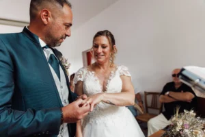 un couple se dit oui avec l'alliance au doigt